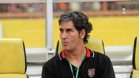 Stefano Cugurra tampak serius mengamati jalannya pertandingan.