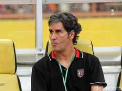 Stefano Cugurra tampak serius mengamati jalannya pertandingan.