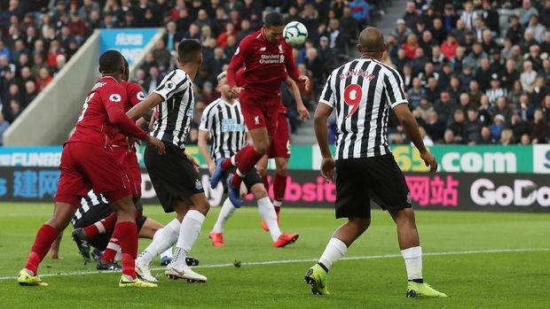 Virgil van Dijk bawa Liverpool unggul 1-0.