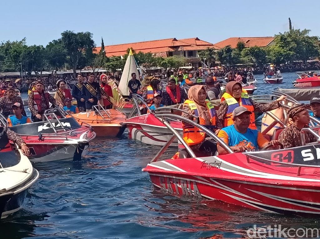 Festival Gebyar Labuhan, Gunungan Tumpeng Dilarung ke Telaga Sarangan Festival Gebyar Labuhan, Gunungan Tumpeng Dilarung ke Telaga Sarangan