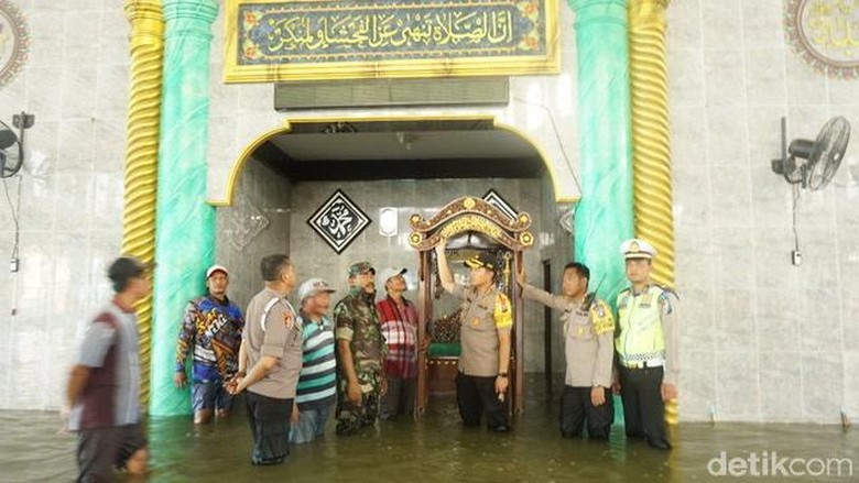 Warga Korban Banjir Gresik Curhat, Minta Genset untuk Salat Tarawih