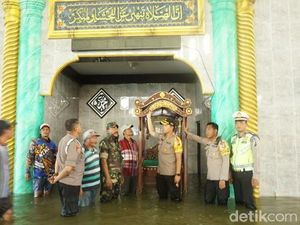 Warga Korban Banjir Gresik Curhat, Minta Genset untuk Salat Tarawih