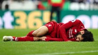 Salah mengalami cedera usai bertabrakan dengan kiper Newcastle Martin Dubravka sehingga harus ditarik keluar lapangan menggunakan tandu. Divock Origi masuk menggantikan Salah. (Foto: Clive Brunskill/Getty Images)