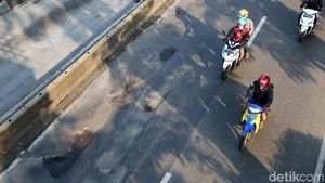 Foto: Lubang-lubang di Jalan Gunung Sahari Jakarta