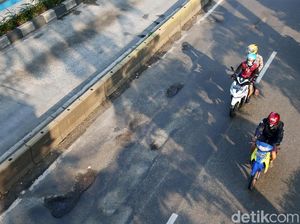 Foto: Lubang-lubang di Jalan Gunung Sahari Jakarta
