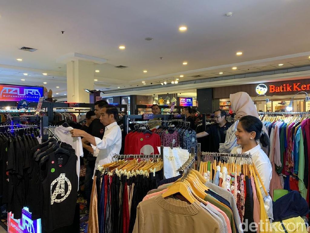 Ke Mal Jelang Puasa, Jokowi dan Iriana Beli Baju Koko hingga Stoples Ke Mal Jelang Puasa, Jokowi dan Iriana Beli Baju Koko hingga Stoples