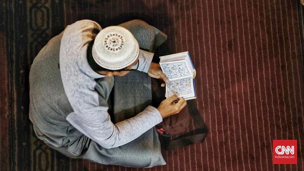 FOTO: Aksi Kakek 100 Tahun Asal Iran Melompat dan Menyelam di Kolam