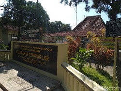 Tak Dapat Ganti Rugi Tanah, Ahli Waris Patok Kantor Kelurahan