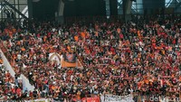 Para suporter setia Persija terus memberikan dukungan kepada Ismed Sofyan dkk.