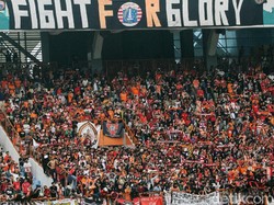 Para suporter setia Persija terus memberikan dukungan kepada Ismed Sofyan dkk.