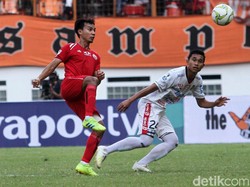 Ketatnya laga membuat duel-duel keras di lini tengah tak terhindarkan.