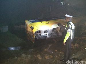 Bus Tabrak Truk di Tol Solo-Ngawi, 5 Penumpang Terluka