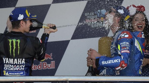 Alex Rins berselebrasi dengan Vinales.
