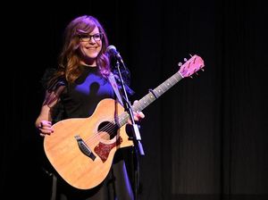 Dear Generasi 90-an, Masih Ingat Lisa Loeb?