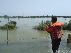 Jaring Ikan di Luapan Sungai, 2 Warga Gresik Hilang Terbawa Arus Banjir