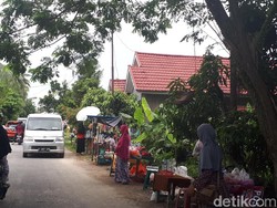 Mereka yang Mencari Rezeki di Pemakaman Jelang Ramadhan di Pekanbaru
