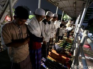 Jemaah Membludak, Warga Salat Tarawih di JPO Pasar Gembrong