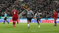 Newcastle berhasil menyamai skor menjadi 2-2 di menit ke-54. Salomon Rondon melepaskan tembakan keras dari dalam kotak penalti setelah menyambut umpan Javier Manquillo. (Foto: Lee Smith/Reuters)