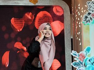 Hijabers Ini Ngunyah Silet di Panggung Sunsilk Hijab Hunt, Berani Banget! Hijabers Ini Ngunyah Silet di Panggung Sunsilk Hijab Hunt, Berani Banget!