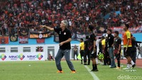 Ivan Kolev memberikan pengarahan kepada para pemain Persija.