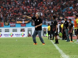 Ivan Kolev memberikan pengarahan kepada para pemain Persija.