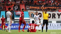 Menjelang laga usai pertandingan semakin panas. Wasit terpaksa mengeluarkan dua kartu merah yang diberikan gelandang Persija, Sandi Sute, bek Bali United, I Made Andika Wijaya.