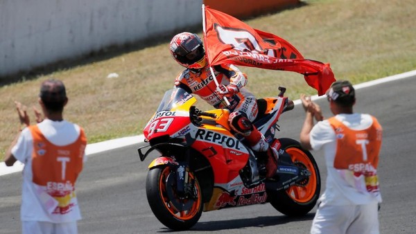 Rider Honda, Marc Marquez, merayakan kemenangan di MotoGP Spanyol. (Foto: Jon Nazca/Reuters) Rider Honda, Marc Marquez, merayakan kemenangan di MotoGP Spanyol. (Foto: Jon Nazca/Reuters)