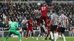 The Reds Susah Payah Menang di St James Park