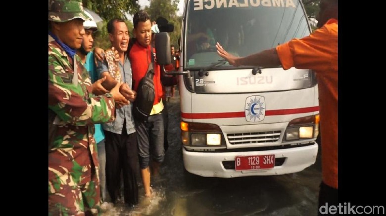 Isak Tangis Warnai Penemuan Korban Tewas Banjir di Gresik