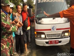 Isak Tangis Warnai Penemuan Korban Tewas Banjir di Gresik