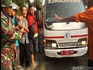 Isak Tangis Warnai Penemuan Korban Tewas Banjir di Gresik Isak Tangis Warnai Penemuan Korban Tewas Banjir di Gresik