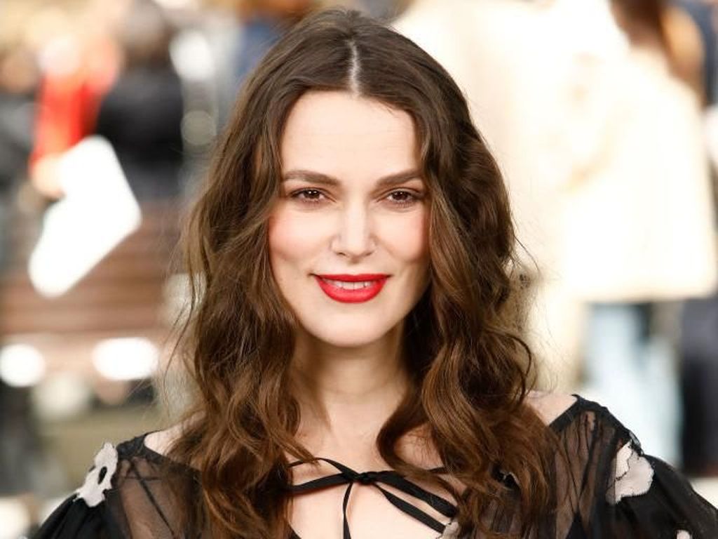 Kejutan Keira Knightley di Fashion Show Chanel: Hamil Anak Kedua Kejutan Keira Knightley di Fashion Show Chanel: Hamil Anak Kedua