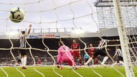 Keunggulan tersebut cuma bertahan tujuh menit. Newcastle berhasil menyamakan skor menjadi 1-1 lewat tembakan Christian Atsu. Gol tersebut datang setelah Atsu menyambar bola rebound tembakan Salomon Rondon. (Foto: Shaun Botterill/Getty Images)