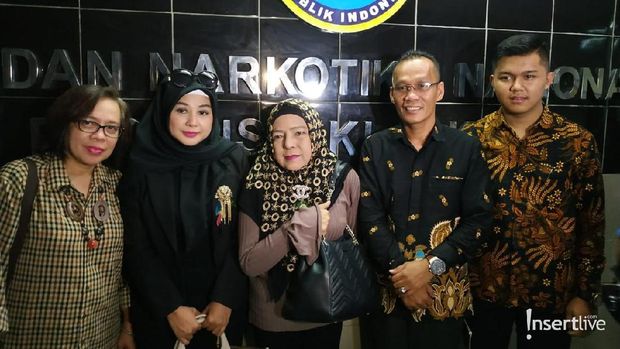 Istri, Ibu, dan kuasa hukum Sandy Tumiwa