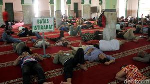 Potret Ramainya Masjid Al Mamur Tanah Abang di Hari Pertama Puasa