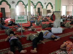 Potret Ramainya Masjid Al Mamur Tanah Abang di Hari Pertama Puasa