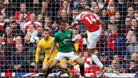 Skor 1-1 bertahan sampai pertandingan selesai dan membuat tuan rumah menghadapi tantangan sulit untuk finis empat besar.  Reuters/John Sibley.