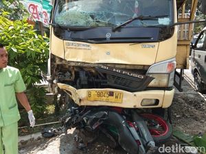 Pasutri Berboncengan Motor Tewas Tertabrak Truk di Lamongan