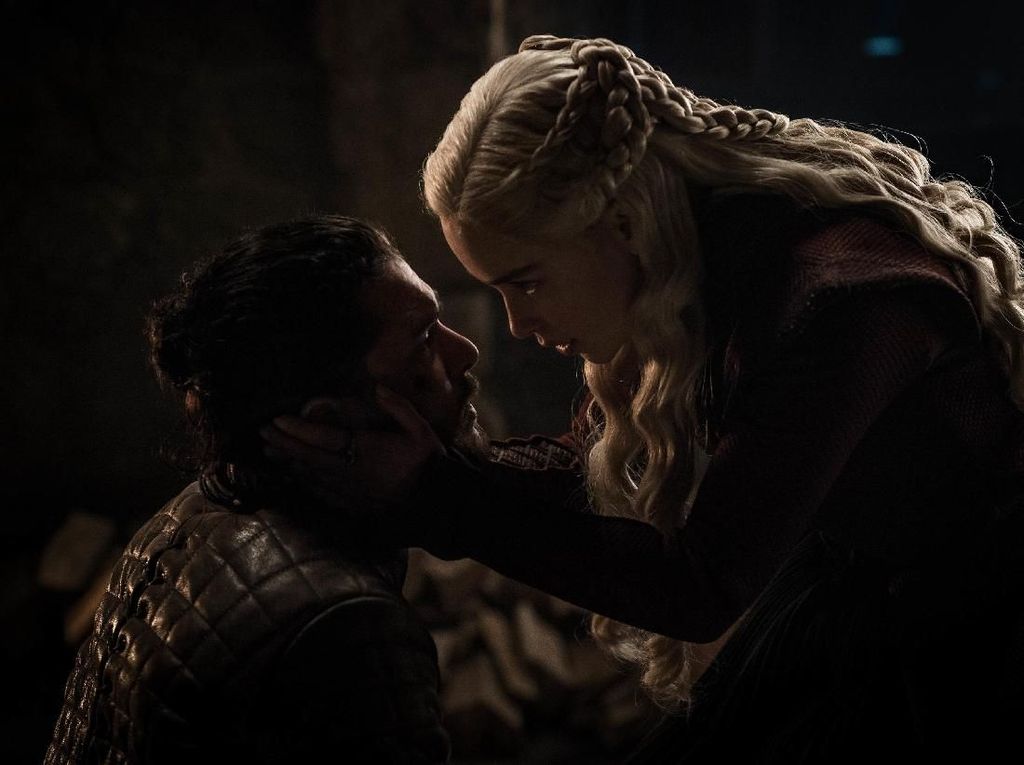 Makna di Balik Rambut Kepang Daenerys Targaryen yang Sempat Jadi Tren Makna di Balik Rambut Kepang Daenerys Targaryen yang Sempat Jadi Tren