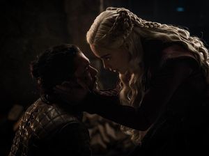 Makna di Balik Rambut Kepang Daenerys Targaryen yang Sempat Jadi Tren Makna di Balik Rambut Kepang Daenerys Targaryen yang Sempat Jadi Tren
