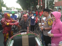 Saat Iron Man Bagi-bagi Takjil Buka Puasa di Alun-Alun Situbondo