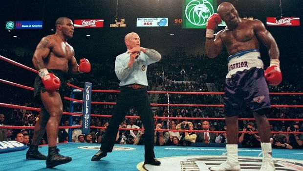 Evander Holyfield sukses mengalahkan Mike Tyson.
