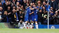 Hasil ini membuat Chelsea merangsek ke posisi ketiga dengan 71 poin. Mereka menggusur Tottenham ke urutan keempat dengan keunggulan satu angka. Reuters/Peter Nicholls.