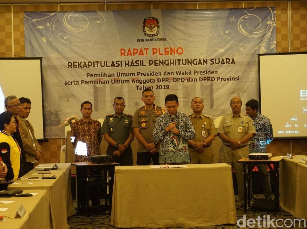 KPU Jakarta Timur dan Para Saksi Teken Deklarasi Damai Hitung Suara KPU Jakarta Timur dan Para Saksi Teken Deklarasi Damai Hitung Suara