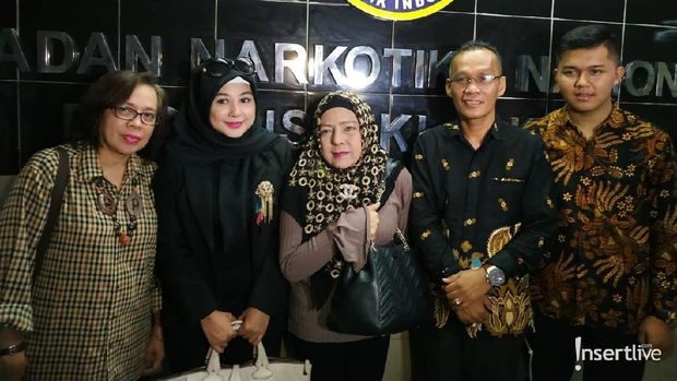 Istri, ibu, kuasa hukum Sandy Tumiwa