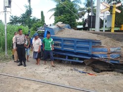 Truk Tersambar KA Malioboro Ekspres di Tulungagung, Pengemudi Selamat