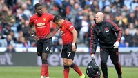 Lebih sial lagi Alexis Sanchez. Dia tak berkontribusi maksimal, malangnya lagi harus mengakhiri pertandingan lebih awal. (Foto: Peter Powell/Reuters)