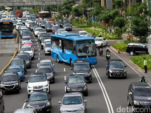 Daripada Batasi Usia Mobil, Mending Paksa Warga Naik Transportasi Umum