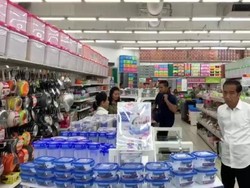 Jokowi Lihat-lihat Panci Aluminium hingga Wajan Antilengket di Supermarket