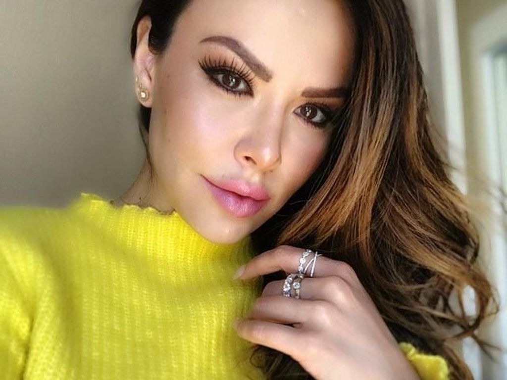 Nenek Cantik Dikritik karena Pacaran dengan Pria yang Disebut Berotot Palsu Nenek Cantik Dikritik karena Pacaran dengan Pria yang Disebut Berotot Palsu